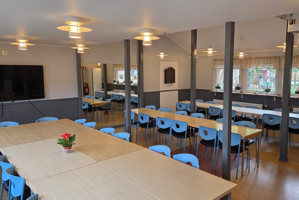 Föreningslokalen med bord och stolar