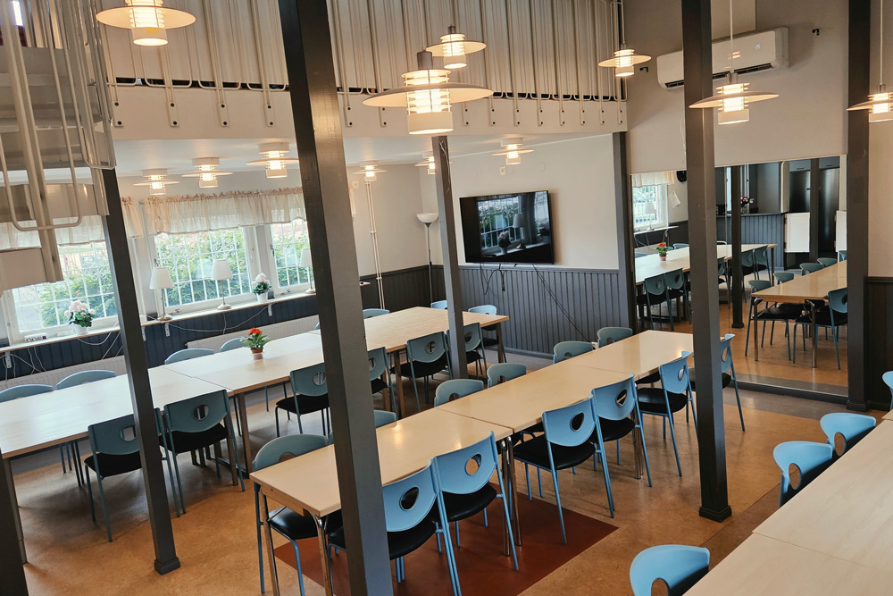 Föreningslokalen med bord och stolar
